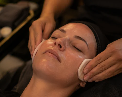 Facial treatment setting at 360